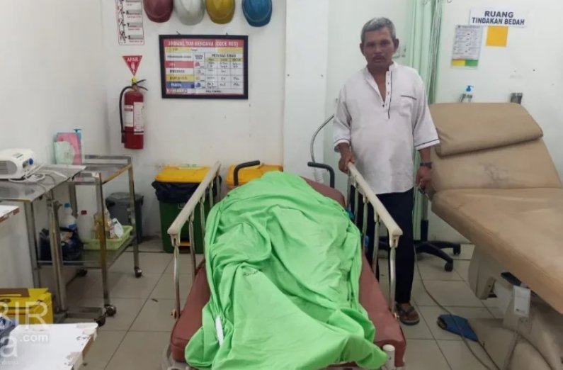 Pekerja vendor PT PLN tewas tersengat listrik pemasangan trafo Screenshot 2025 06 15 11 31 03 07 439a3fec0400f8974d35eed09a31f914