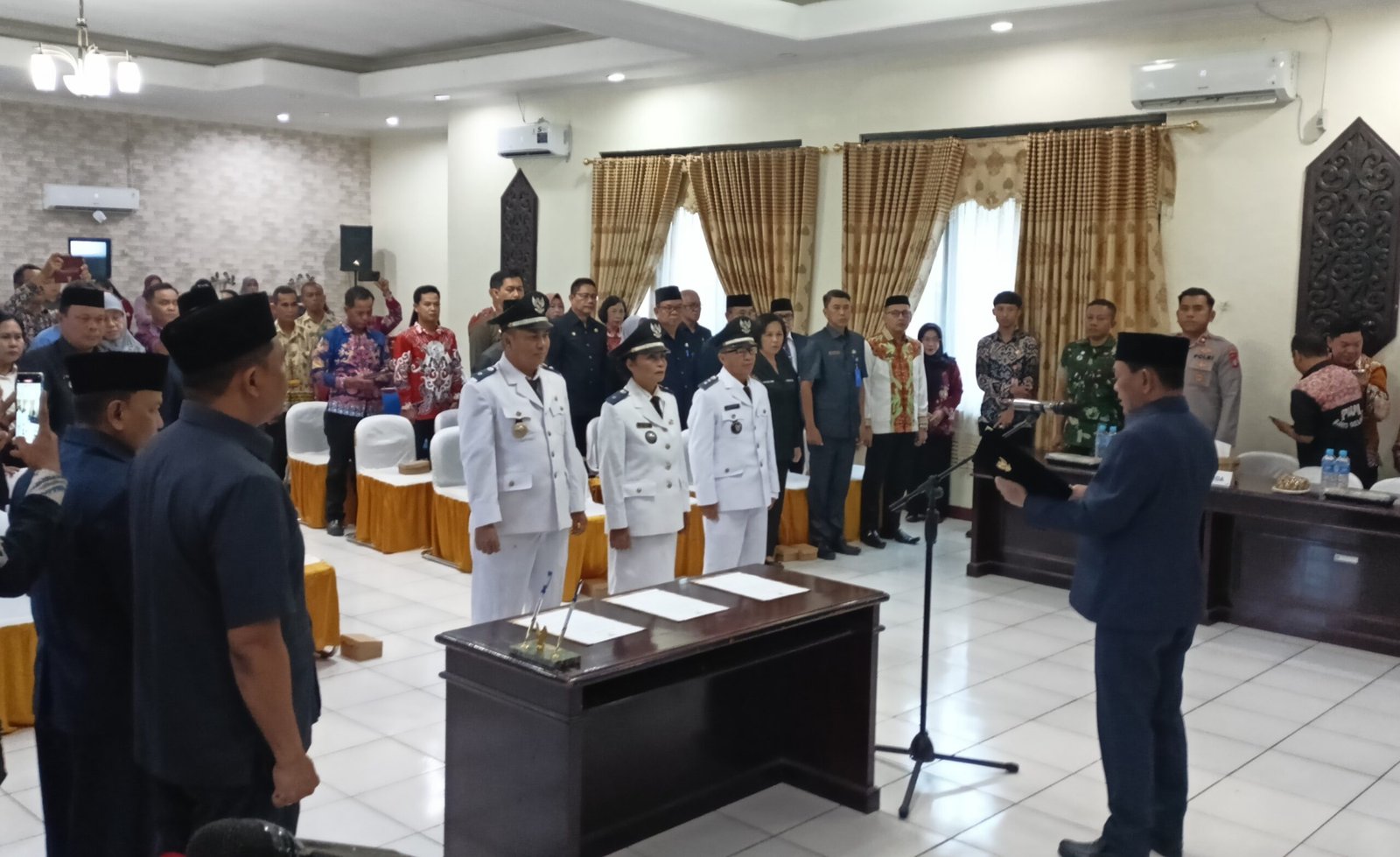 Wabub Barsel Kukuhkan Tiga Kepala Desa Dierpanjang Masa Jabatan IMG 20250822 185133 scaled