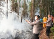 Kapolres Barsel Pimpin Langsung Pemadaman Karhutla di Desa Bantai Bambure