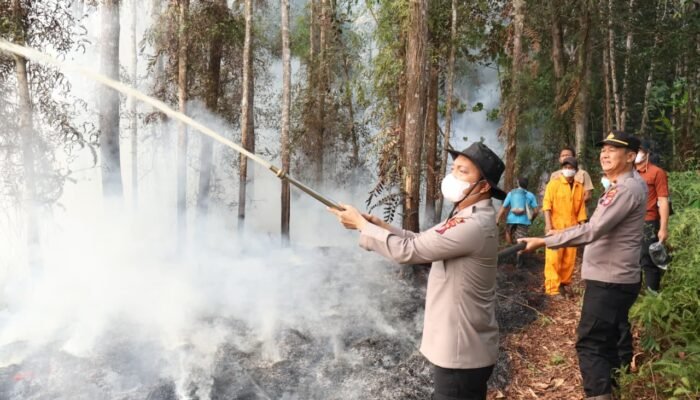 Kapolres Barsel Pimpin Langsung Pemadaman Karhutla di Desa Bantai Bambure