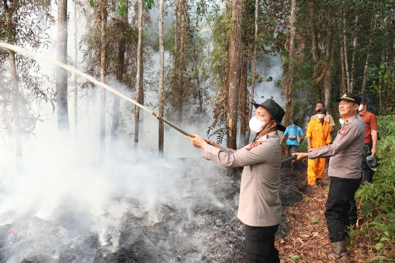 Kapolres Barsel Pimpin Langsung Pemadaman Karhutla di Desa Bantai Bambure IMG 20260820 WA0093
