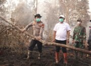 Kapolres dan Wabup Barsel Turun Langsung Padamkan Karhutla di Jalan Letter S