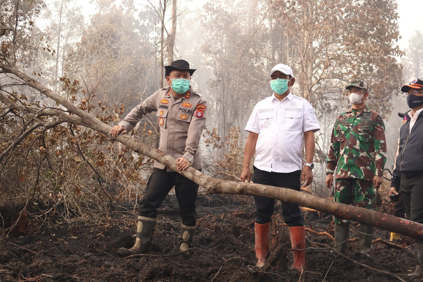 Kapolres dan Wabup Barsel Turun Langsung Padamkan Karhutla di Jalan Letter S IMG 20260822 WA0102 scaled