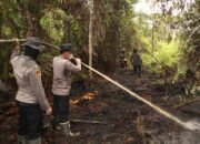 Kapolres Barsel Bersama TNI dan Tim Gabungan Padamkan Karhutla di Wilayah Desa Kalahien
