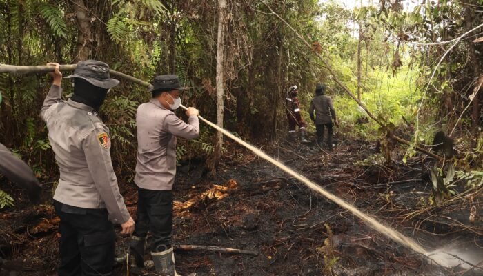 Kapolres Barsel Bersama TNI dan Tim Gabungan Padamkan Karhutla di Wilayah Desa Kalahien