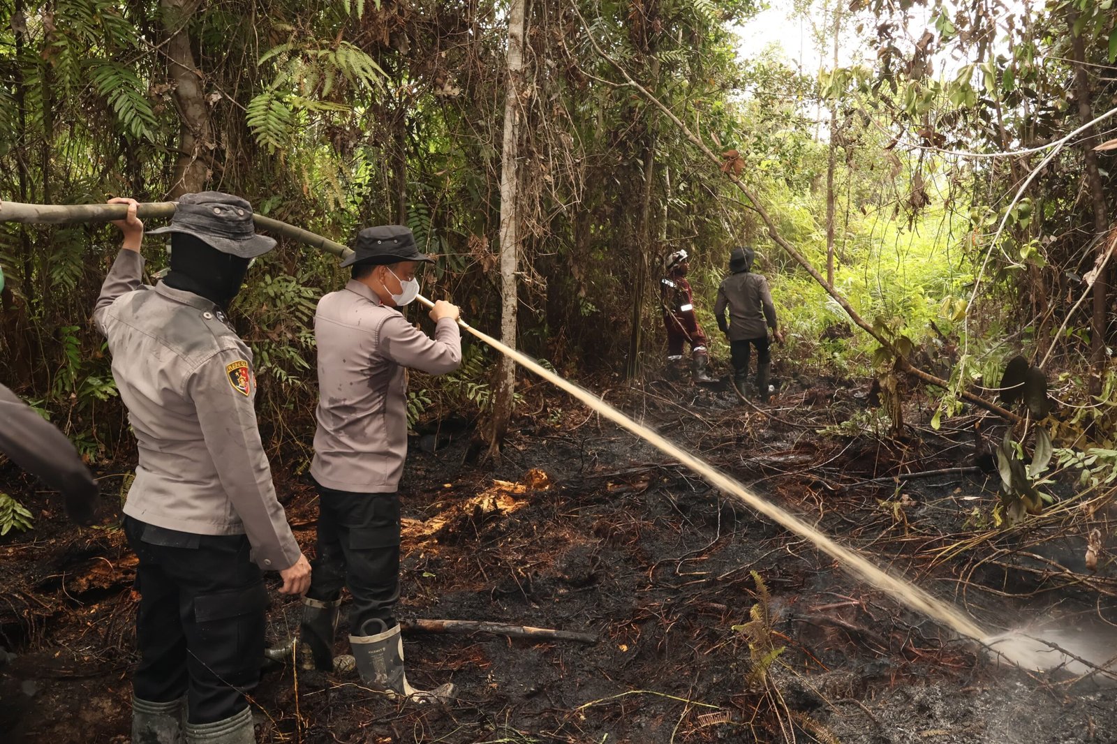 Kapolres Barsel Bersama TNI dan Tim Gabungan Padamkan Karhutla di Wilayah Desa Kalahien IMG 20260825 WA0091 scaled
