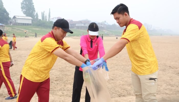 Polres Barsel Bersihkan Pinggiran Sungai Barito, Dukung Gerakan Indonesia ASRI