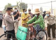Kapolres Barsel Bersama Wabup Bagikan Masker Gratis di Tengah Kabut Asap