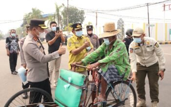 Kapolres Barsel Bersama Wabup Bagikan Masker Gratis di Tengah Kabut Asap Kapolres Barsel Bersama Wabup Bagikan Masker Gratis di Tengah Kabut Asap