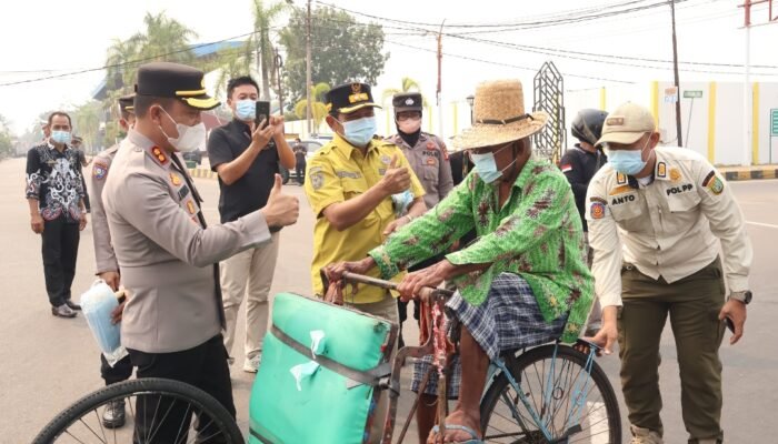 Kapolres Barsel Bersama Wabup Bagikan Masker Gratis di Tengah Kabut Asap