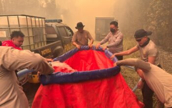 Kapolres Barsel Pimpin Pemadaman Karhutla di Madara dan Kalahien, Api Berhasil Dipadamkan