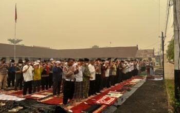 Polres Barsel Gelar Sholat Istisqa, Berharap Hujan Segera Turun dan Kabut Asap Berakhir