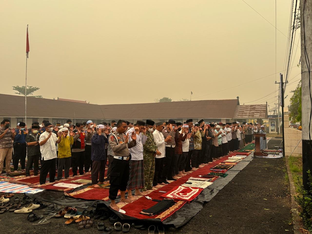Polres Barsel Gelar Sholat Istisqa, Berharap Hujan Segera Turun dan Kabut Asap Berakhir IMG 20261016 WA0010