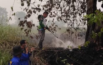 Plt Camat Dusun Hilir Turun Langsung, Tim Gabungan Lakukan Pendinginan di Mangkatip Plt Camat Dusun Hilir Turun Langsung, Tim Gabungan Lakukan Pendinginan di Mangkatip