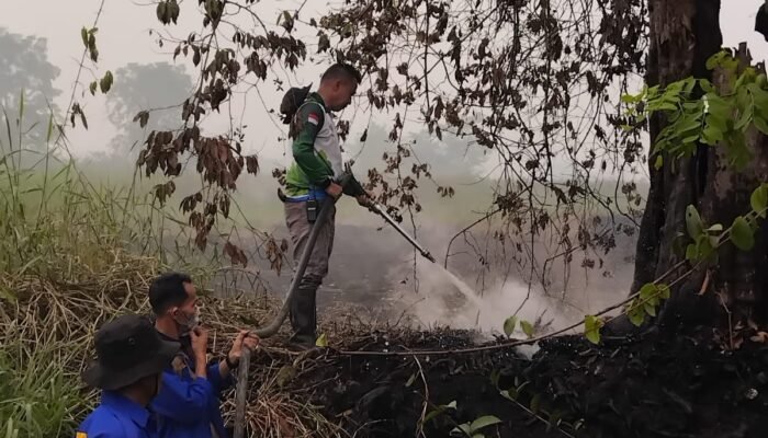 Plt Camat Dusun Hilir Turun Langsung, Tim Gabungan Lakukan Pendinginan di Mangkatip