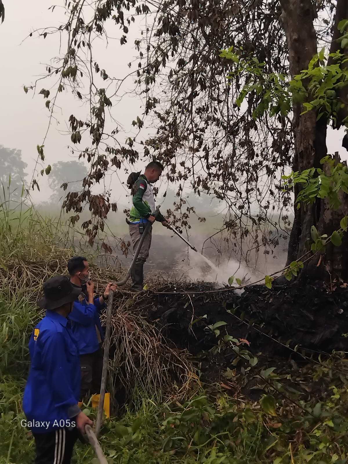 Plt Camat Dusun Hilir Turun Langsung, Tim Gabungan Lakukan Pendinginan di Mangkatip IMG 20261016 WA0025