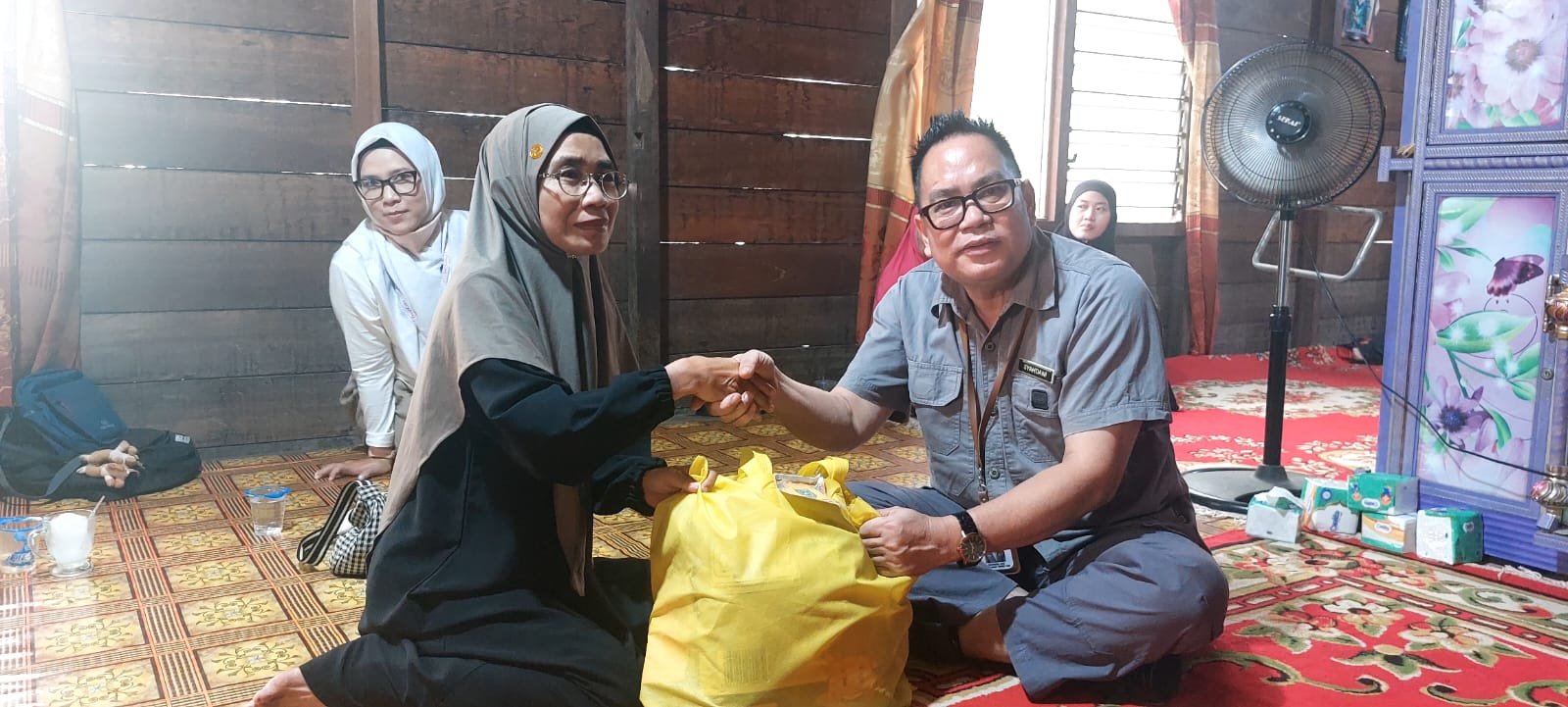 Pemkab Barsel Salurkan Bantuan untuk Keluarga Bayi dan ASN PPPK yang Meninggal di Tengah Kabut Asap IMG 20261018 WA0014