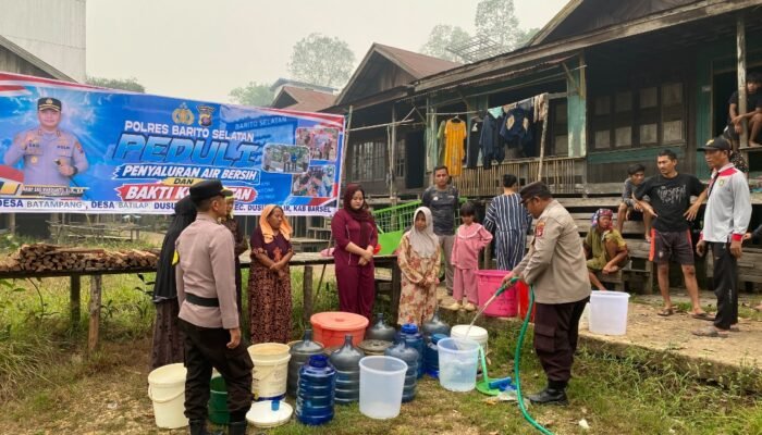 Polres Barsel Salurkan  Air Bersih Untuk Warga Terdampak Kekeringan