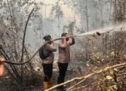 Pantang Pulang Sebelum Padam, Kapolres Barsel Pimpin Langsung Pemadaman Karhutla di Madara